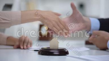 签署购房合同的妇女与律师握手，保险单